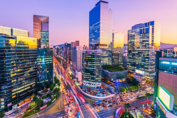 서울 강남시에서 밤에 교통. | 프리미엄 사진