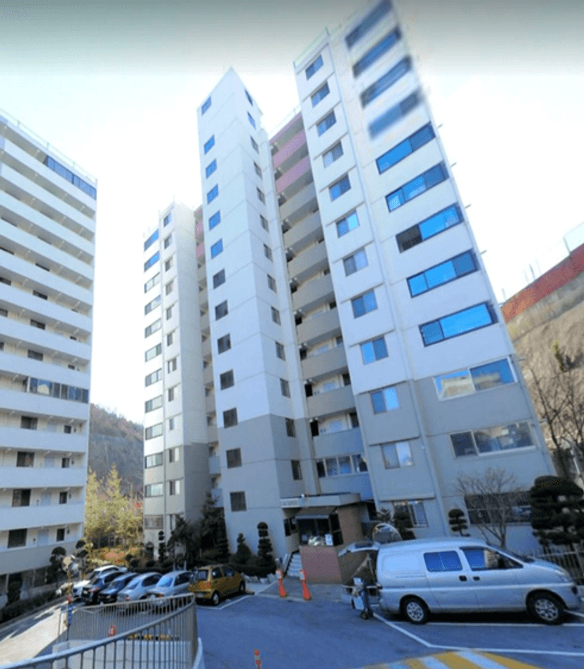 야외, 건물, 육상 차량, 하늘이(가) 표시된 사진

AI 생성 콘텐츠는 정확하지 않을 수 있습니다.