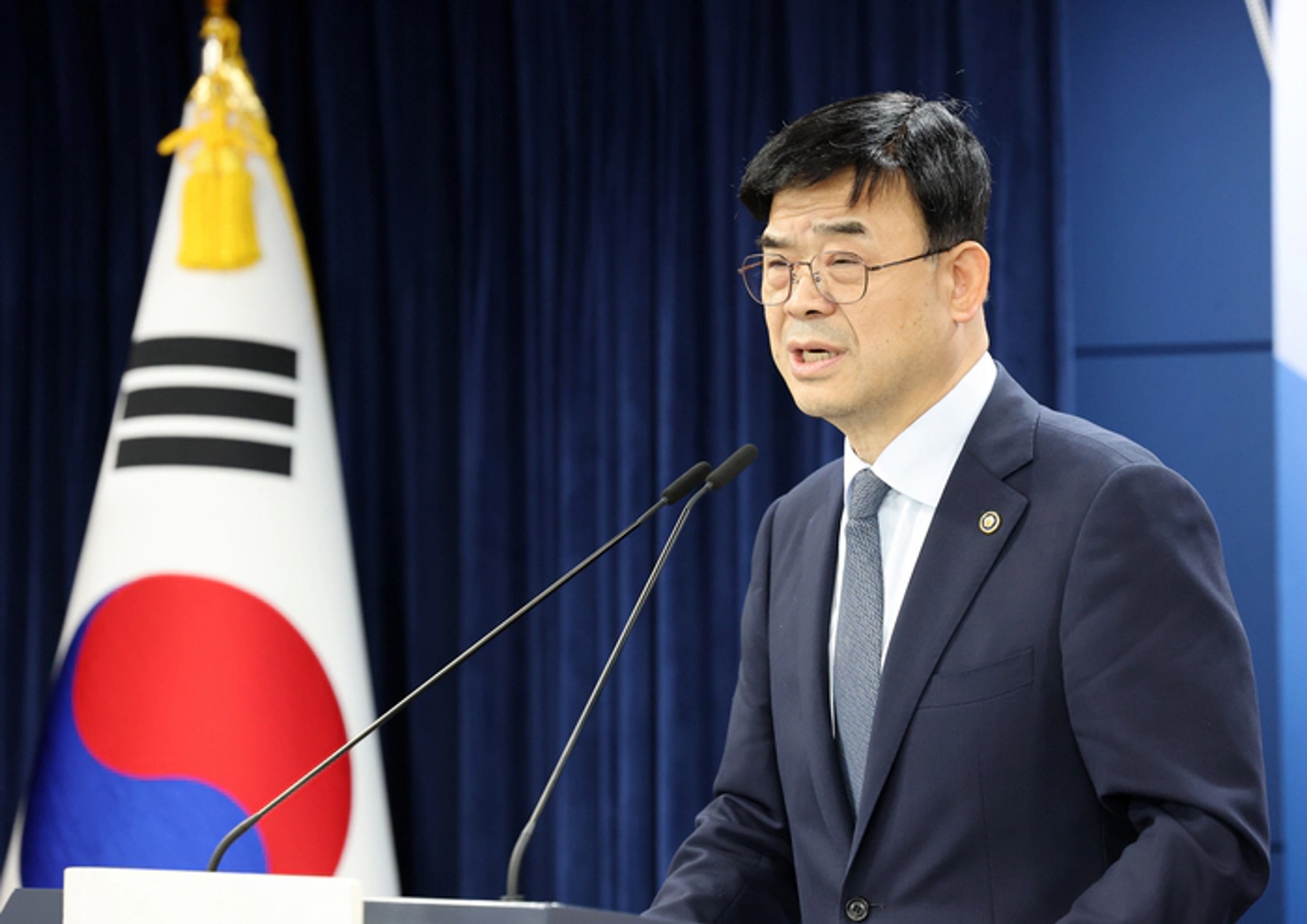 thumb-“집값 떨어지면 사라”던 국토부 차관, 갭투자 논란 끝에 사임.. 흔들린 신뢰 속 부동산 시장은 어디로?