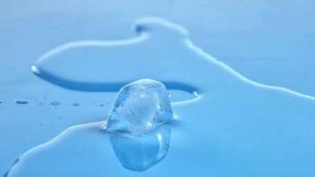 얼음덩어리가 녹는 시간 스톡 동영상 비디오(100% 로열티 프리) 2058743 | Shutterstock