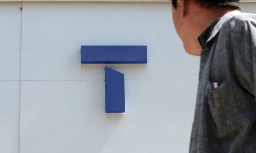 SK텔레콤 로고 간판을 바라보는 남성의 뒷모습