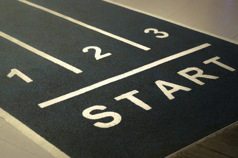 지상의 거리 표지판 클로즈업