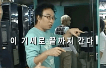 텍스트, 사람, 의류, 실내이(가) 표시된 사진

AI 생성 콘텐츠는 정확하지 않을 수 있습니다.