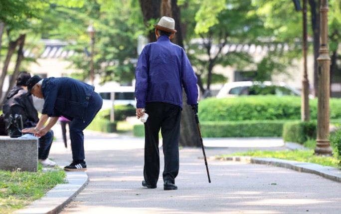 사망보험금 유동화 걸어가는 노인