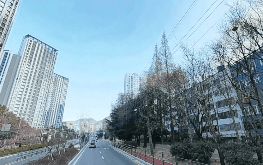 같은 지역의 신축 고층 아파트와 구축 저층 단지 거리 풍경 — 내집마련에서 신축·구축만으로 판단하면 빠지는 함정
