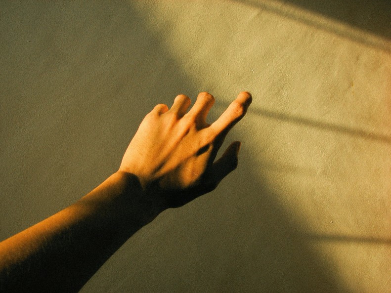 벽을 향해 손을 뻗는 사람의 손 사진 – Unsplash의 무료 이미지