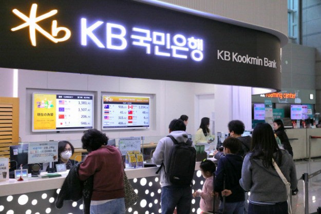 인천공항 KB국민은행 환전소에서 외화 환전하는 사람들