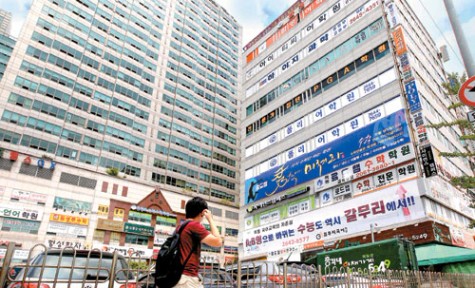 서울 3대 학원가 중 대치동과 중계동 학원가는 불황에 신음하고 있지만 목동만은 여전히 건재하다. 목동 학원가 건물에 학원 간판이 촘촘히 설치돼 있다.  ＜이충우 기자＞