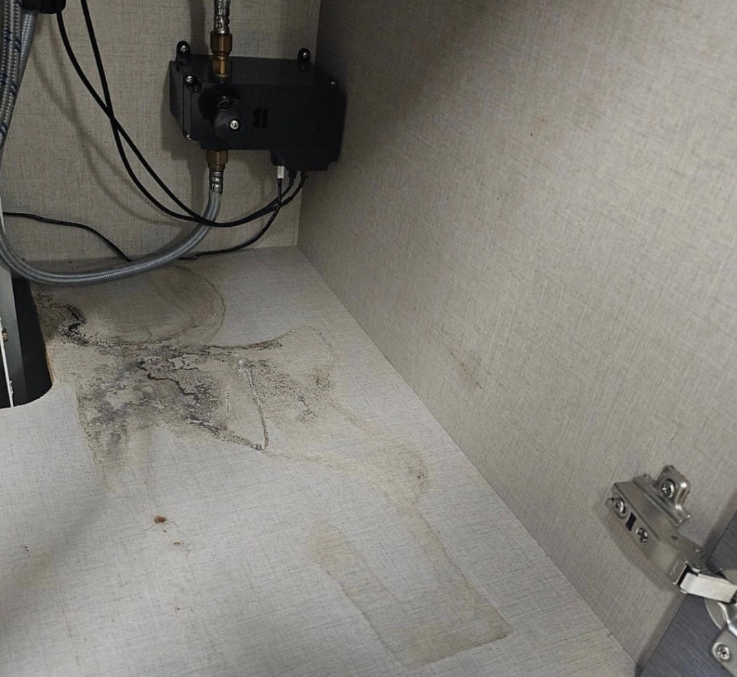 누수로 물먹은 싱크대 하부장 밑판 저희가 해결해드리겠습니다!!! | 서울특별시 영등포구 여의도동 | 주택수리종합 | 당근 비즈 소식