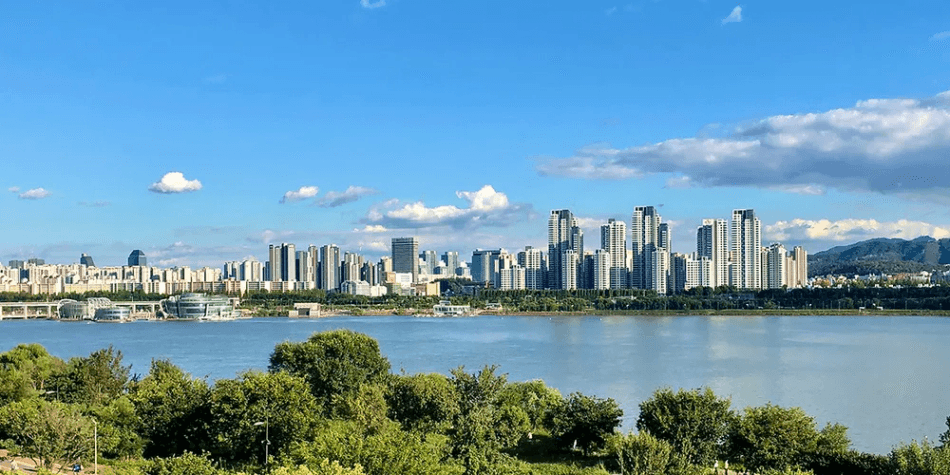 서울 한강변 고층 아파트 단지 전경 - 직주근접 선호 지역 집값 상승
