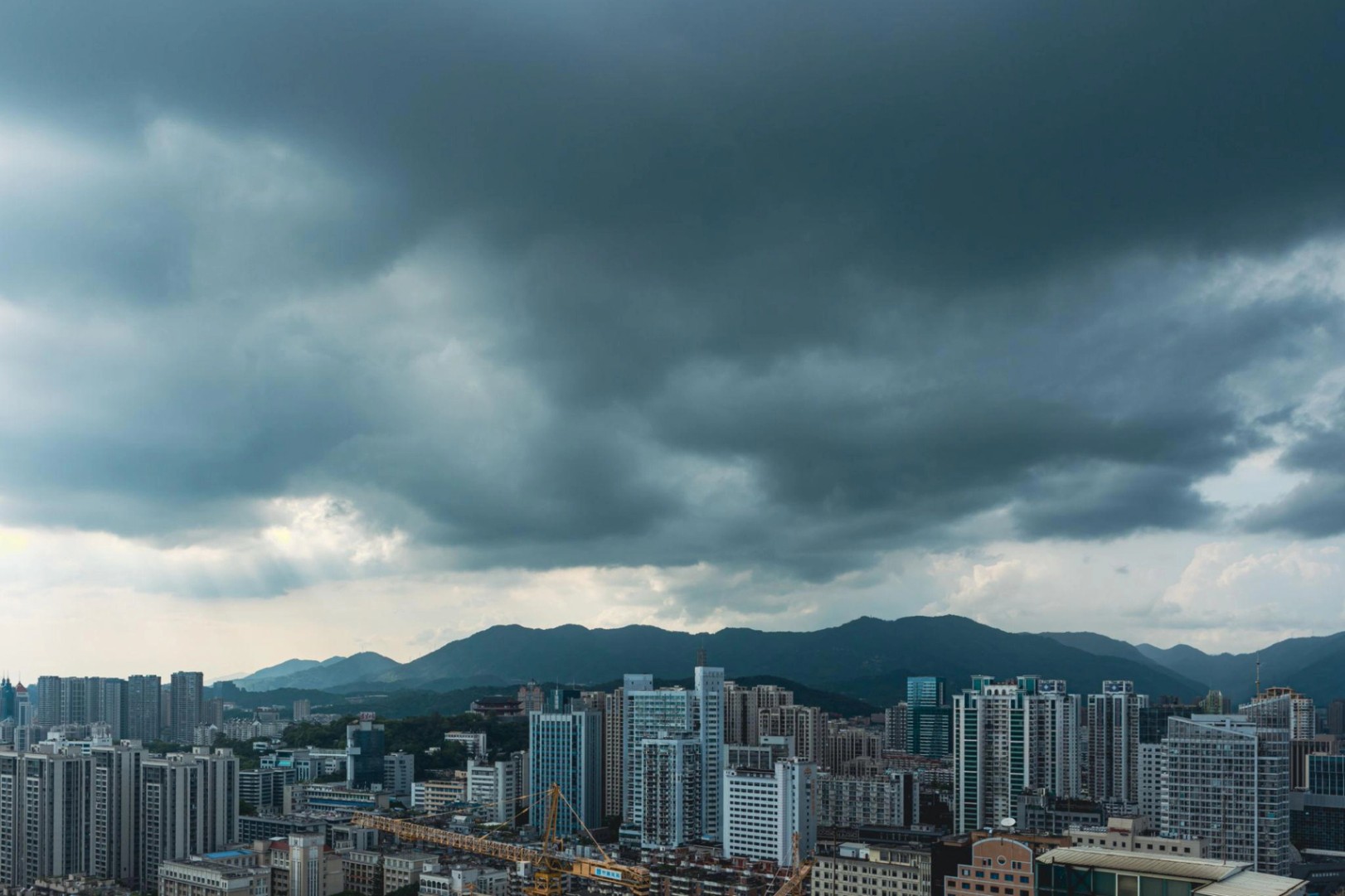 The weather before thunderstorms and dark clouds