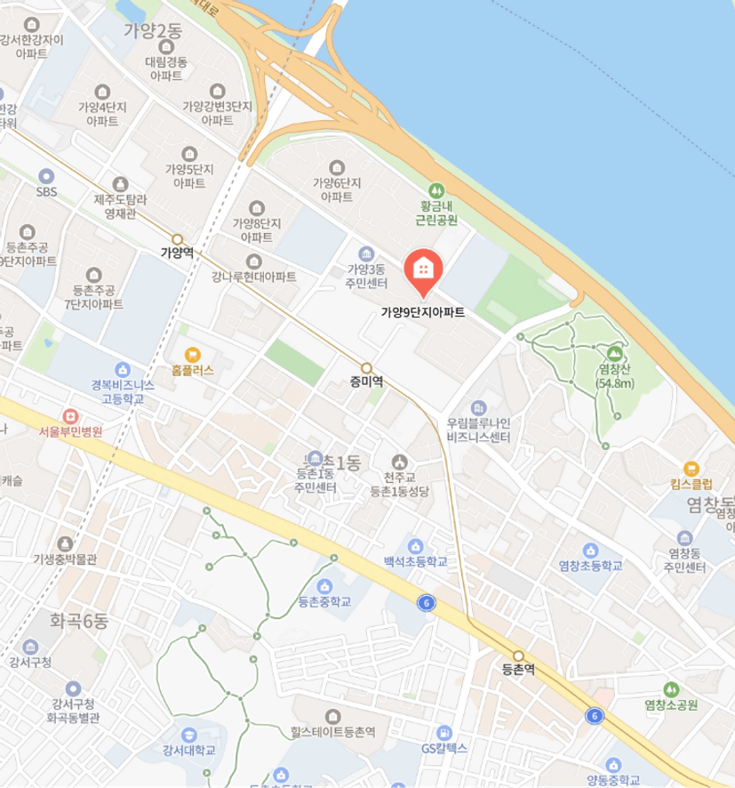 The image shows a map with various addresses and landmarks in Seoul, South Korea, including parks, apartment buildings, and educational institutions.
AI 생성 콘텐츠는 정확하지 않을 수 있습니다.