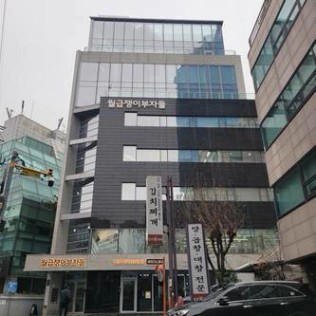 건물, 야외, 시티, 겨울이(가) 표시된 사진

AI 생성 콘텐츠는 정확하지 않을 수 있습니다.