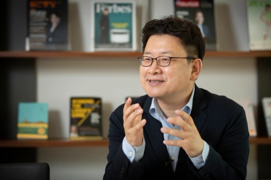 이코노미스트 - 홍춘욱 박사 "벼락거지 탈출구…삼성전자보다 '위기에 강한 자산'이 답"