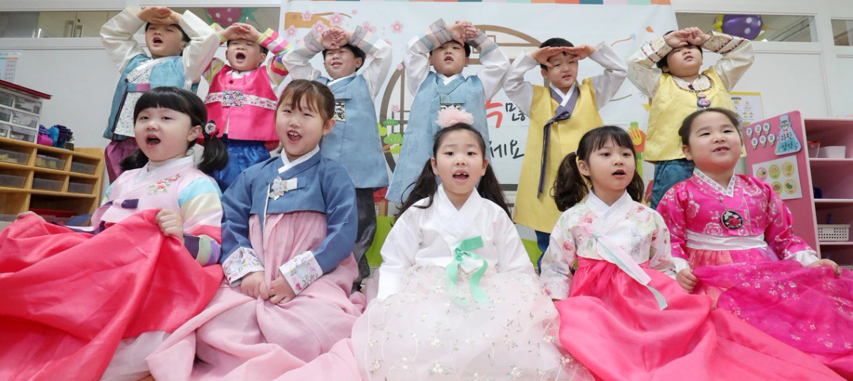 지난해 설 연휴를 앞둔 22일 전북 전주시 교동원광어린이집에서 고운 설빔을 차려입은 어린이들이 '새해 복 많이 받으세요'를 외치며 세배하고 있다. (사진=뉴스1 제공).