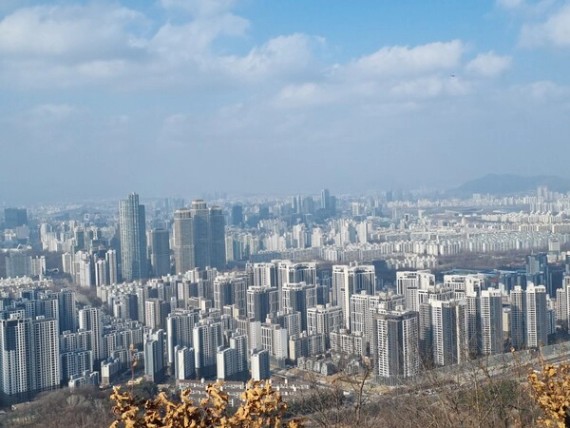 맑은 하늘 아래 서울 시내의 고층 아파트 단지 전경