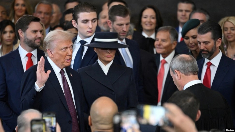 도널드 트럼프 미국 대통령이 2025년 1월 20일 워싱턴 연방 의사당 로툰다에서 열린 취임식에서 가족들이 지켜보는 가운데 취임선서를 하고 있다.