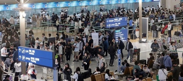 여름 성수기 해외여행을 떠나는 사람들로 붐비는 공항 출국장 풍경