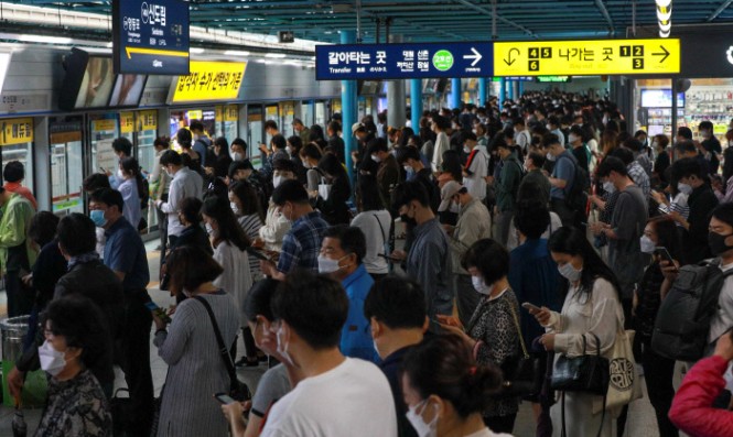 그 '지옥철', 오늘은 그냥 보냈다…“남 일 같지가 않아서” - 경향신문