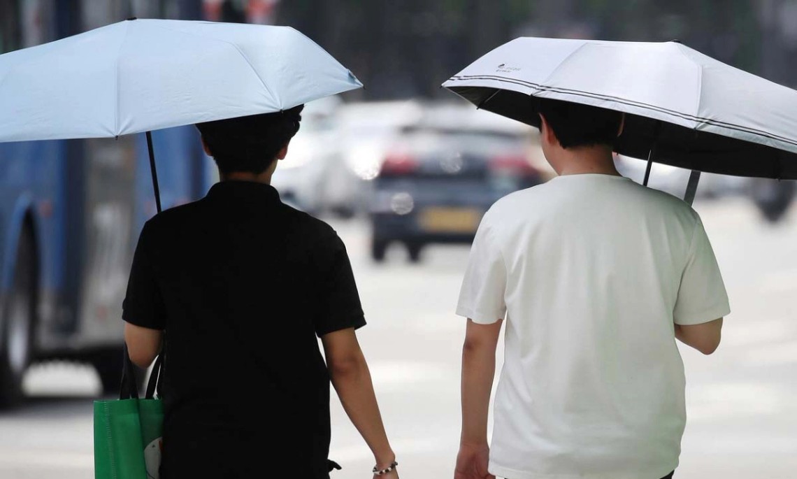 뜨거워 못 참겠다… 양산, '이 색깔'이 열 가장 잘 막아 - 헬스조선
