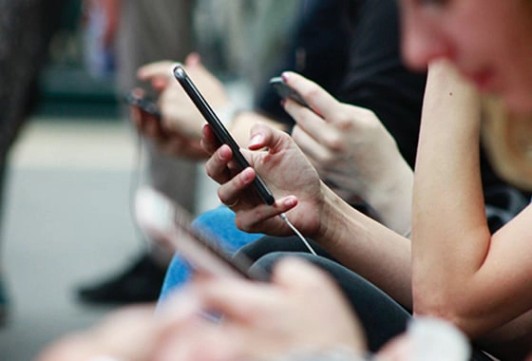 출근길 스마트폰 하시나요?" 스타일 망치는 습관들