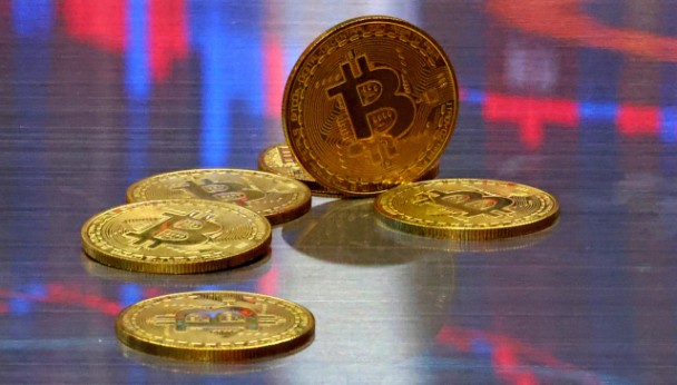 비트코인 실물 동전 모형이 바닥 위에 흩어져 있는 모습