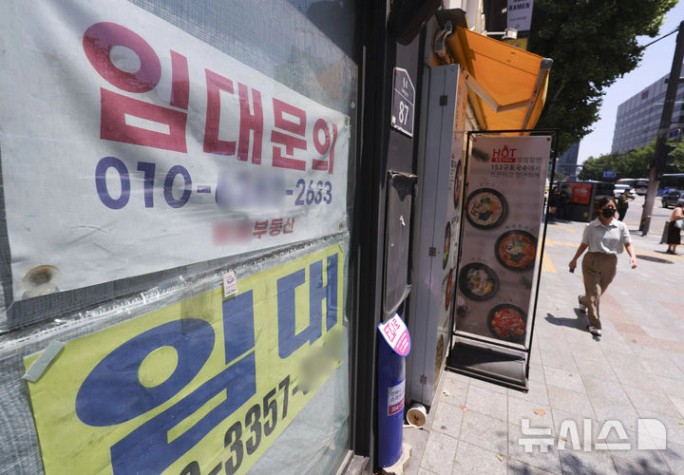 경기 불황으로 공실이 된 상가와 임대문의 현수막 - 소상공인 부가세 납부 유예와 관련된 사진