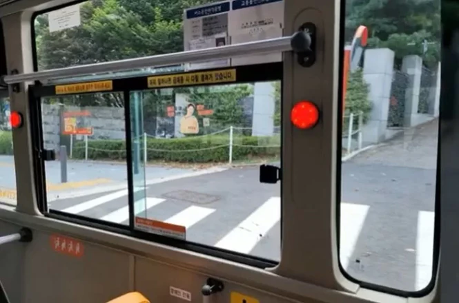 창밖 풍경 보는 맛에 버스 타는데, 요새 덕지덕지 붙은 스티커 광고 때문에 짜증납니다” - 인사이트