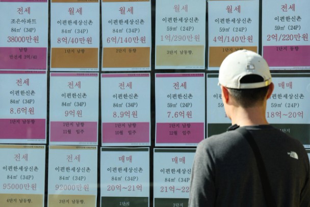 대출규제 강화 등의 영향으로 '전세의 월세화'가 가속하는 가운데 올 9월 전국 전월세 거래의 65%를 월세가 차지한 것으로 나타났다. 국토교통부가 31일 발표한 9월 주택통계에 따르면 신고일 기준 지난달 비아파트를