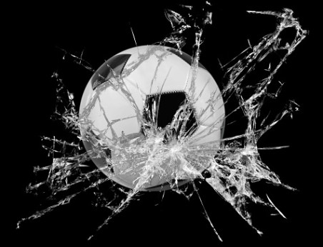 축구공의 촬영으로 깨진 유리 축구에 대한 스톡 사진 및 기타 이미지 - 축구, 축구공, 창문 - iStock