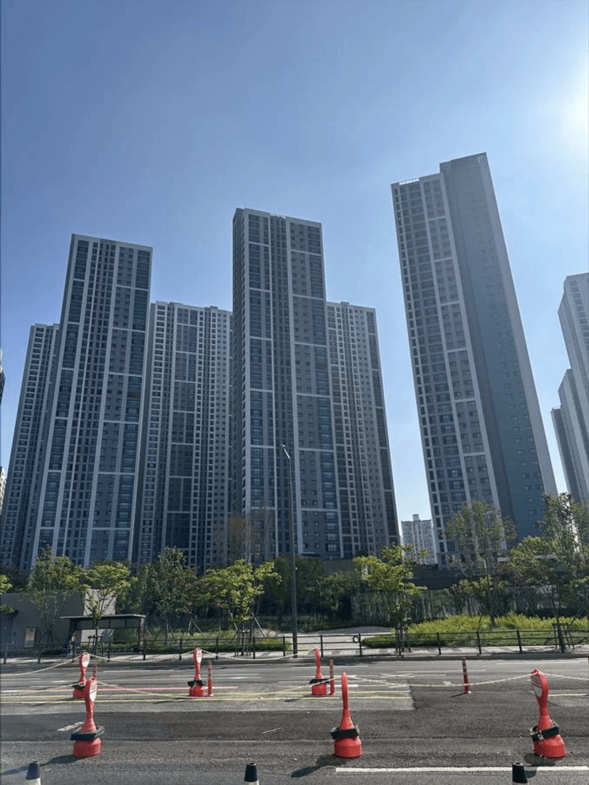 야외, 하늘, 건물, 타워 블록이(가) 표시된 사진

AI 생성 콘텐츠는 정확하지 않을 수 있습니다.
