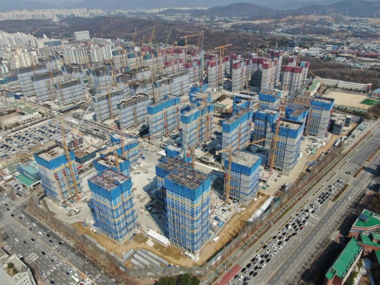 뉴스AS] 크레인도 빼는 '최대 재개발' 둔촌주공…진짜 희생양은 '이들'