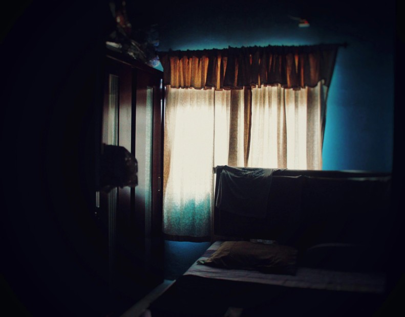 침대와 창문이 있는 어두운 방 사진 – Unsplash의 무료 건물 이미지