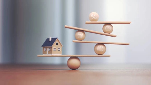 real estate trading and wooden balance scale, depth of field - 비교 뉴스 사진 이미지
