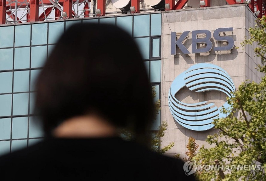 KBS 로고가 크게 걸린 방송국 외벽을 바라보는 사람의 뒷모습