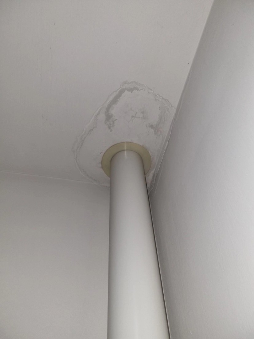 앞 베란다 우수관 주변 누수