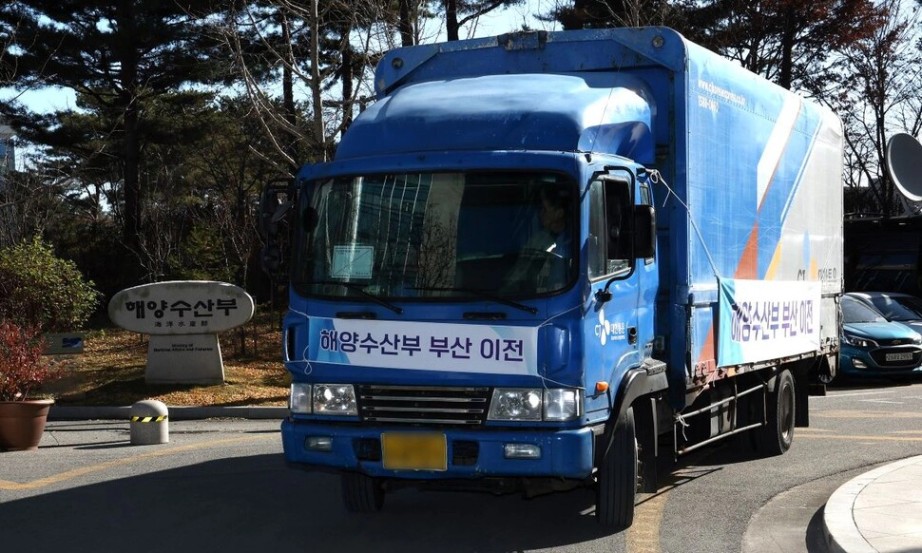 해수부 '5t 트럭 249대' 세종 떠나 부산으로…올해 안 이사 마무리