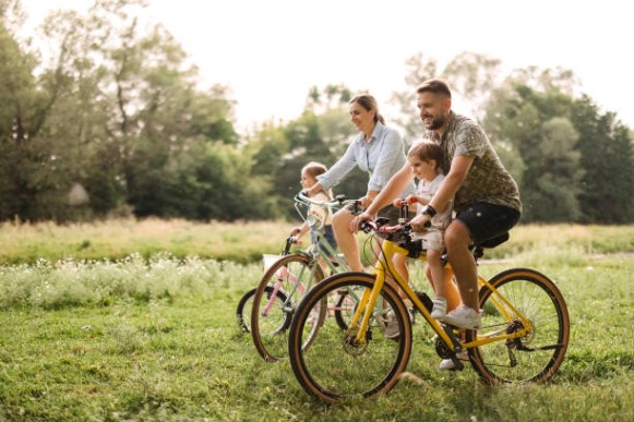 family riding bicycles in the forest - 가족 뉴스 사진 이미지