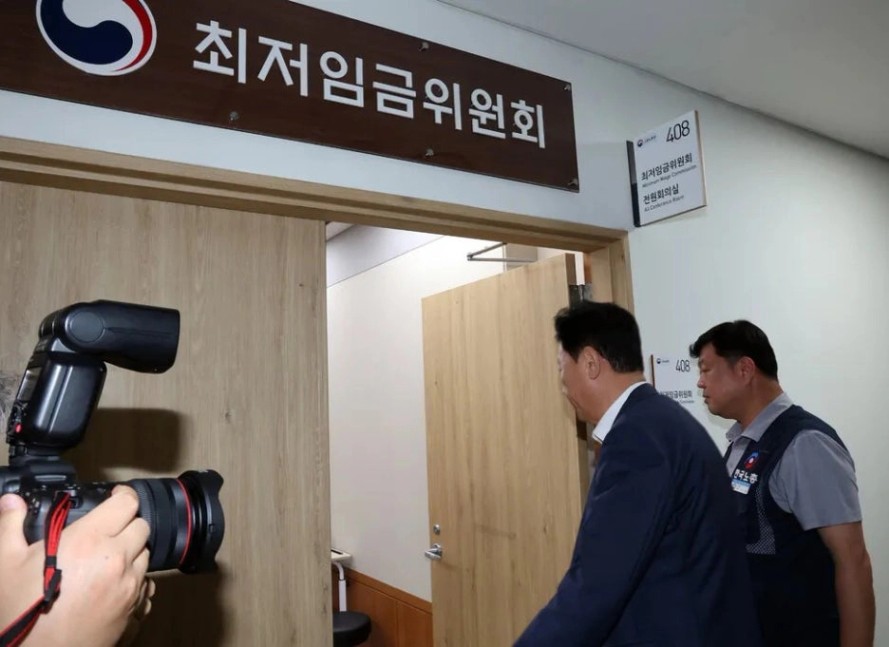 2026 최저시급 - 최저임금위원회 회의실에 입장하는 관계자들 모습