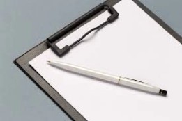 펜과 종이의 빈 시트 노트 클립 보드 | 프리미엄 사진