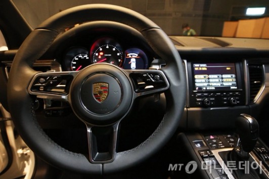 사진]포르쉐 마칸의 고급스러운 운전석 - 머니투데이