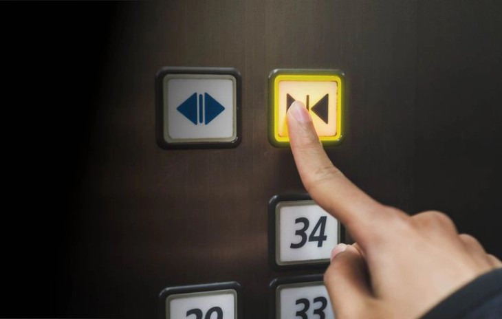 엘리베이터 타자마자 닫힘 버튼 '꾹꾹' 눌렀다가 벌금 100만원 물게 된 학원강사 - 로톡뉴스