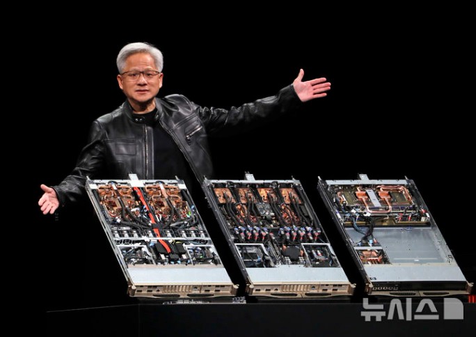 엔비디아 CEO 젠슨 황이 새로운 고성능 AI 서버 하드웨어를 공개하는 모습