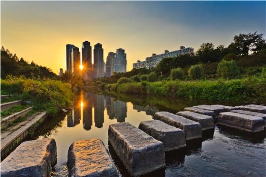징검다리의 '징검'은 무슨 뜻일까요 - 아시아경제